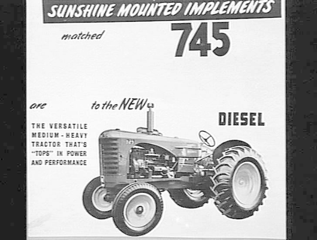 Schwarzes und weißes Werbeplakat für einen 745 Traktor mit angebauten Geräten, das den Traktor und beschreibenden Text zeigt.