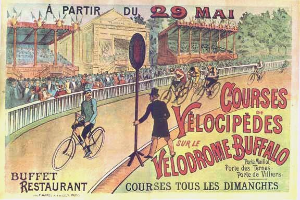Plakat für ein Velodrom-Event in Buffalo, New York, das Radfahrer auf einer umzäunten Straße mit einem Gebäude und Bäumen im Hintergrund zeigt.