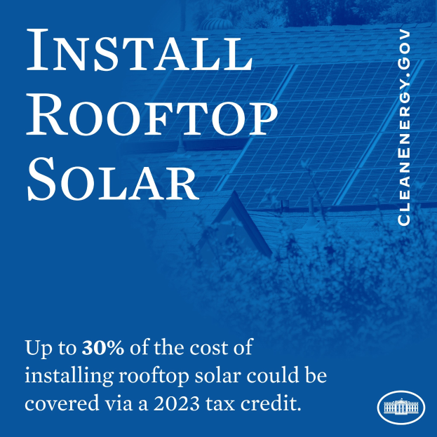 Plakat, das bis zu 30% der Kosten für die Installation von Dachsolaranlagen durch einen Steuerbonus im Jahr 2023 abdecken können, mit Bäumen und einem Gebäude mit Solarpaneelen im Hintergrund.