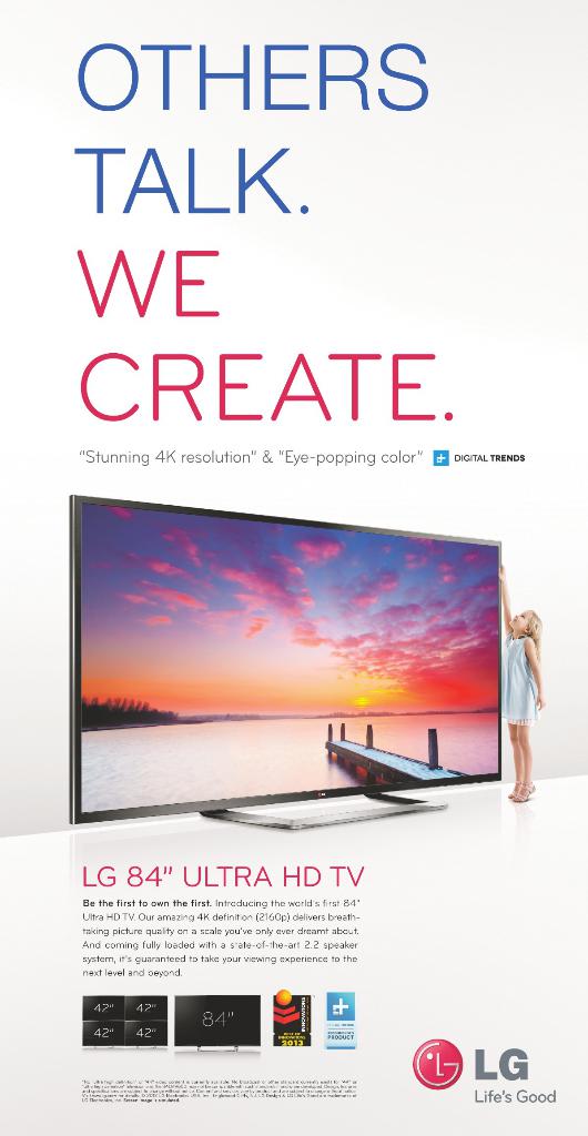 Leute in Kleidung fahren auf einem Boden mit Bänken vor einer Wand Schlittschuh