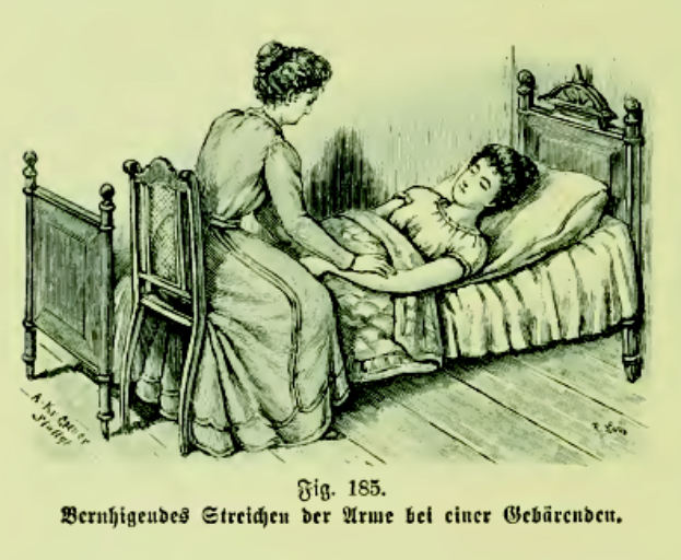 Eine Frau sitzt auf einem Stuhl neben einem Krankenhausbett, in dem ein Kind liegt, das ein Kissen hinter sich hat.