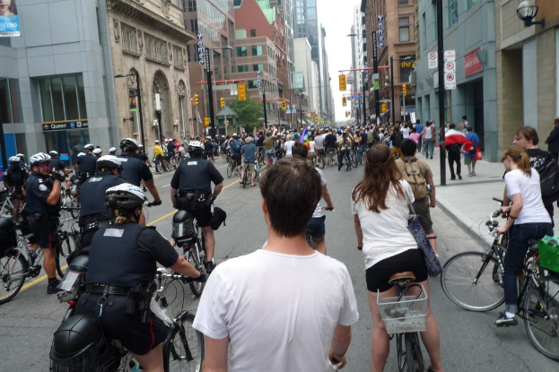 Gebäude säumen eine Straße mit einigen Menschen, die Fahrräder fahren.