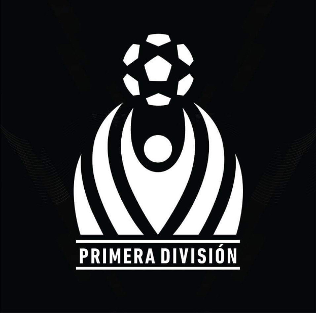 Schwarzer und weißer Fußball mit "Primera Division" in fetter weißer Schrift darüber, umgeben von einem weißen Kreis mit schwarzem Rand, vor schwarzem Hintergrund.