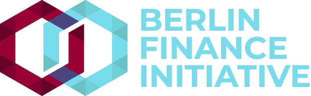 Logo der Berlin Finance Initiative mit einem blauen Kreis mit weißer Umrandung und einem weißen "B" in der Mitte, auf einem weißen Hintergrund mit der schwarzen Schrift "Berlin Finance Initiative", und einem weißen Ring mit blau-weißem Karomuster darum.