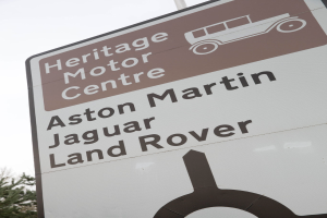 Ein Banner mit dem Text "Heritage Motor Center" und einer Illustration eines Autos.