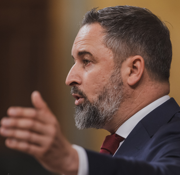 Ein Mann in Anzug und Krawatte spricht vor einem unscharfen Hintergrund in ein Mikrofon, wahrscheinlich in Reaktion auf die Entscheidung des Obersten Gerichtshofs, den Einsatz des russischen Außenministers Sergej Lawrow zu verbieten.