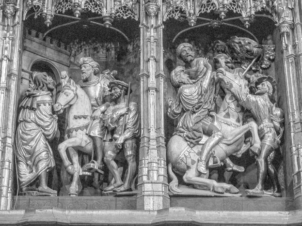 Bildhauerkunst in einer Außenanlage ausgestellt.