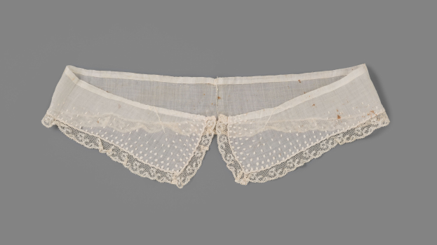 Ein Paar weiße Spitzenhöschen mit zarter Spitzenborte an den Rändern, dargestellt auf einem grauen Hintergrund.