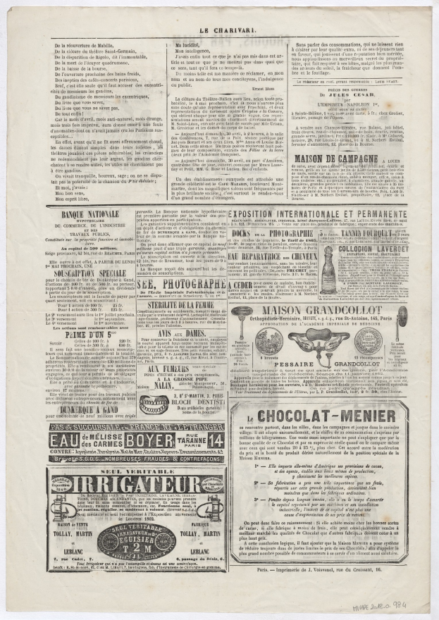 Alte Zeitung mit mehreren Anzeigen mit Text und Bildern.