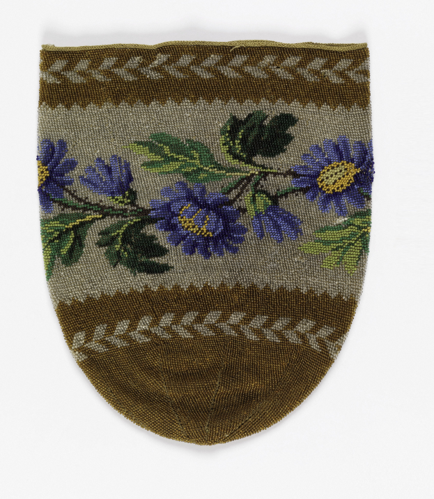 Ein Close-up von Socken mit einem blauen Blumen- und grünen Blattmuster auf einem weißen Hintergrund.