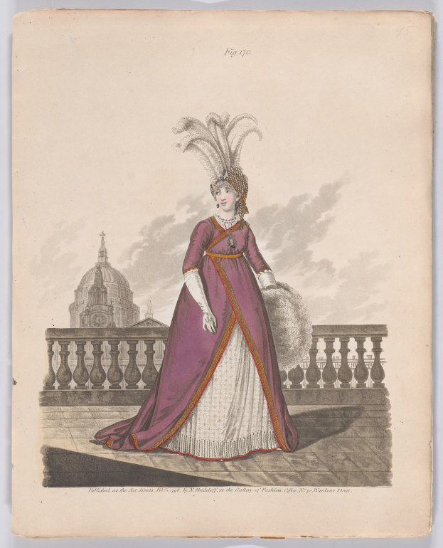 Frau in einem violetten und weißen Federkleid, die an einem Geländer mit einem historischen Gebäude und Wolken im Hintergrund steht, beschriftet mit 'Mode von New York, New York Street, 1790'.