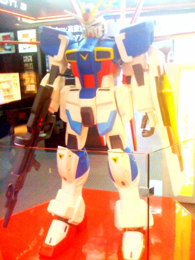 Ein Spielzeugroboter mit unscharfen Lichtern im Hintergrund.