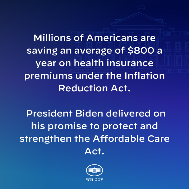 Ein blauer Hintergrund mit weißer Schrift, die besagt "Millionen von Amerikanern sparen durchschnittlich 800 USD im Jahr auf ihre Krankenversicherungsprämien unter dem Inflation Reduction Act" und ein Logo.