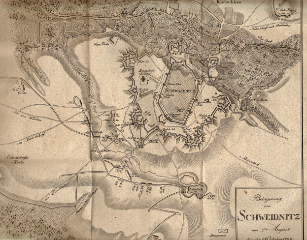 Detailreiches altes Stadtplan von Schweidnitz, Deutschland, zeigt Straßen, Gebäude und Sehenswürdigkeiten mit begleitendem Text über die Bevölkerung, Geschichte und Kultur der Stadt.