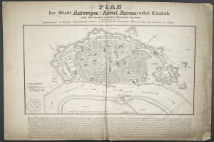 Ein altes Buch mit einer detaillierten Karte von Berlin, das Straßen, Gebäude und Sehenswürdigkeiten zeigt und von Text begleitet wird, der Informationen über die Stadt enthält.