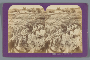Ein altes Schwarz-Weiß-Foto eines Amphitheaters in Syrakus, das zwei stereoskopische Ansichten der Theaterplätze, Gebäude, Bäume und Himmel zeigt, sowie etwas Text.