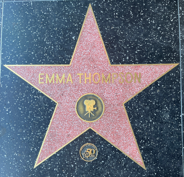 Ein fünfzackiger Stern mit "Emma Thompson" in weißer Schrift auf einem schwarzen Hintergrund, Teil des Hollywood Walk of Fame.