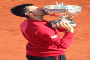Novak Djokovic hält den French-Open-Pokal und küsst ihn nach seinem Sieg gegen Rafael Nadal im Finale der Herren-Einzel.