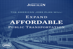 Ein Plakat mit einem Zug auf Schienen mit ein paar Menschen in der Nähe, der Text lautet "The American Jobs Plan Will Expand Affordable Public Transportation".