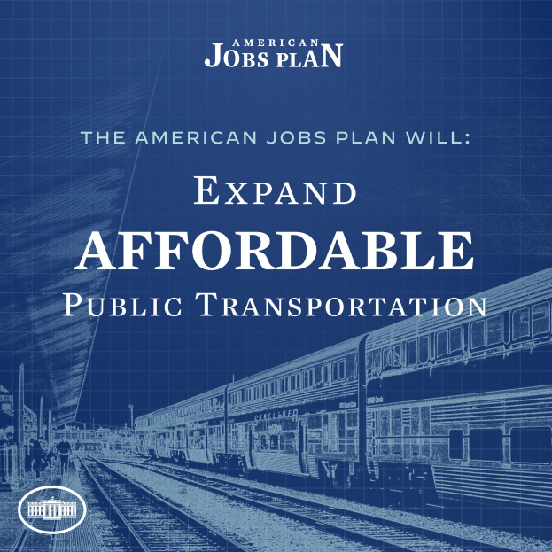 Plakat mit einem Zug auf einer Bahnschiene mit mehreren Menschen in der Nähe, das 'The American Jobs Plan Will Expand Affordable Public Transportation' bewirbt.