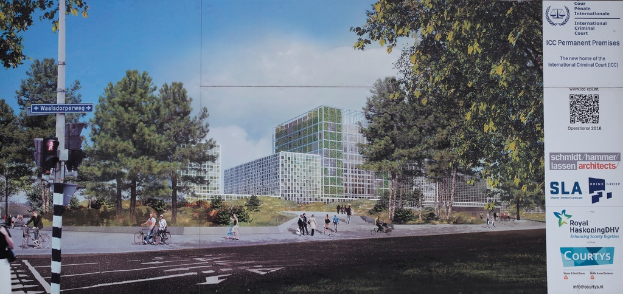 Eine Stadtansicht mit Menschen, die zu Fuße gehen und Fahrrad fahren, Gebäude, Bäume und einen bewölktem Himmel, mit Text und einem QR-Code auf der rechten Seite.