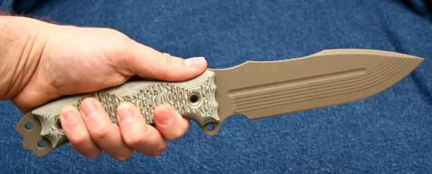 Eine Person hält ein Messer.