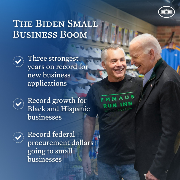 Zwei Männer, die lächeln und eine Person, die ein Objekt hält, mit dem Text "The Biden Small Business Boom" auf der linken Seite und Kleidung im Hintergrund.