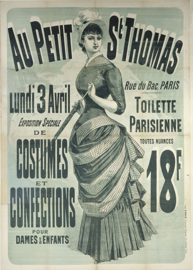 Ein Vintage-Plakat für eine Kostümvorstellung, das eine Frau in einem langen, hochgeschlossenen Kleid mit langen Ärmeln zeigt, deren Haar zu einem Dutt gebunden ist und die anmutig mit verschränkten Händen posiert.