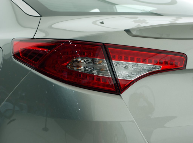 Eine Nahaufnahme des Heckbereichs eines Wagens, die eine rote Bremsleuchte zeigt.