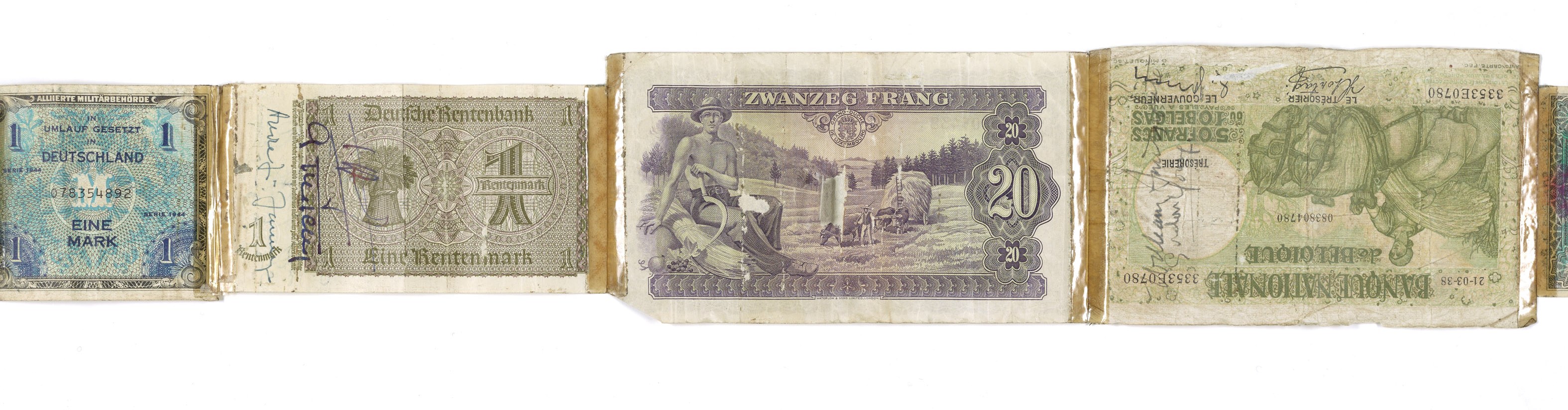 Ein altes Buch mit verschiedenen Nennwerten alter deutscher Banknoten darauf gestapelt.