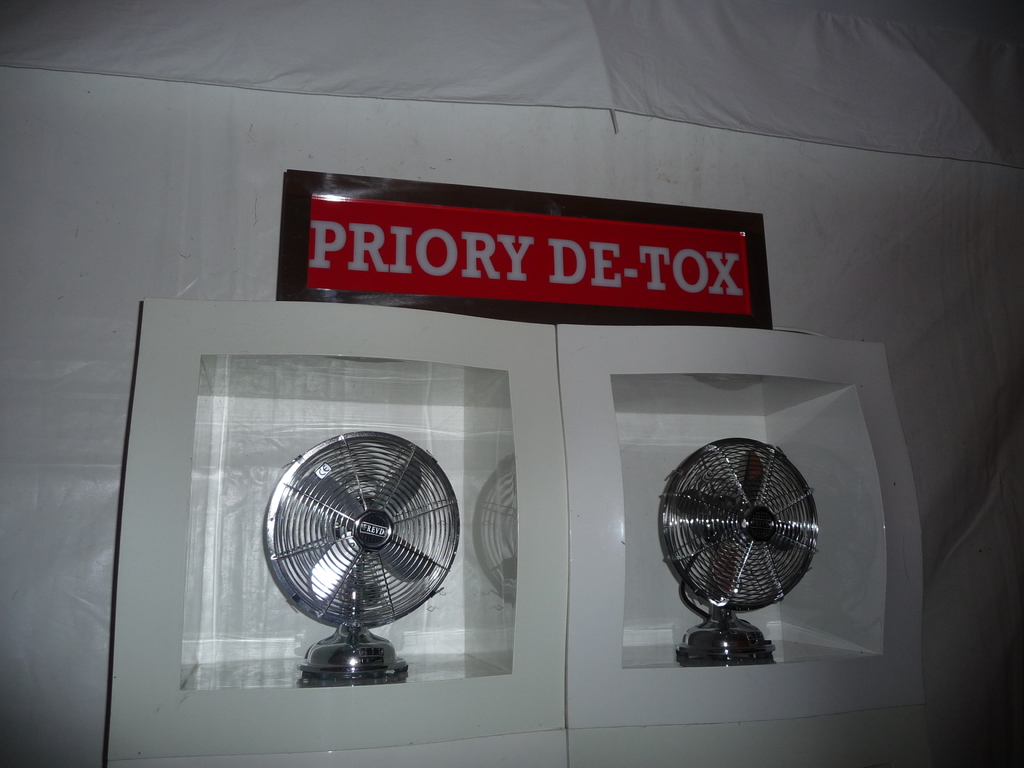 Mehrere Fans und ein Zelt im Freien.