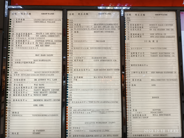 Ein Speisekartenständer mit chinesischer Schrift vor einem Gebäude