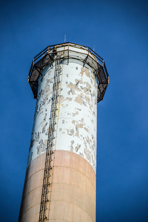 Ein großes Tankschiff mit einer Eisenleiter und einem Zaun an der Oberseite.