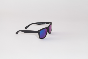 Ein Paar Sonnenbrille mit schwarzem Rahmen und purpurfarbenen Spiegelgläsern auf einer weißen Oberfläche.