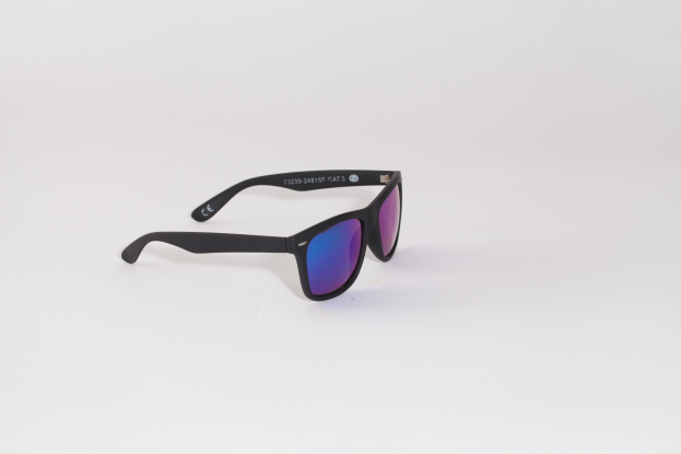 Ein Paar Sonnenbrille mit schwarzem Rahmen und purpurfarbenen Spiegelgläsern auf einer weißen Oberfläche.