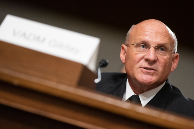 Ein Mann in Anzug und Krawatte sitzt an einem Tisch mit Namensschild und Mikrofon und spricht vor dem Senate Judiciary Committee auf dem Capitol Hill in Washington, D.C. Der Hintergrund ist unscharf.