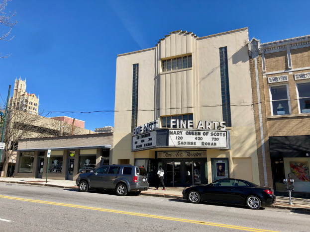 Außenansicht des Feinschritt-Theaters in St. Louis, Missouri, mit Fahrzeugen auf der Straße, einem Fußgänger auf dem Gehweg, einer Wegweiser, Bäumen, Gebäuden und Himmel.