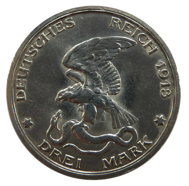 Ein Silbermünze des Deutschen Reichs mit einem Adler mit ausgebreiteten Flügeln, der eine Schlange hält, vor einem weißen Hintergrund.