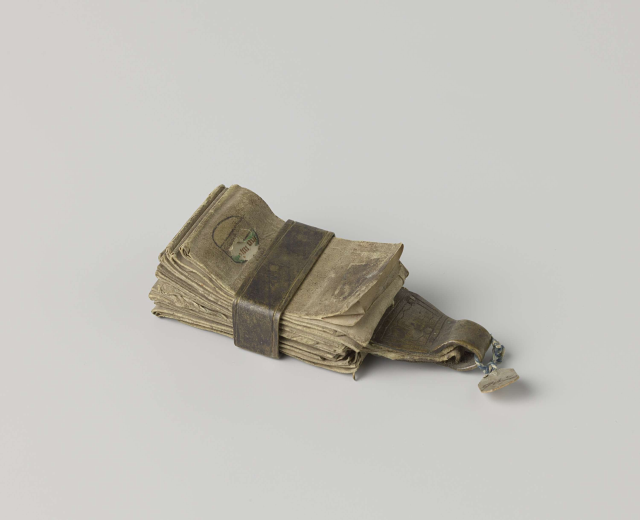 Stapel alter, abgenutzter Geldscheine ordentlich auf einer weißen Oberfläche arrangiert.