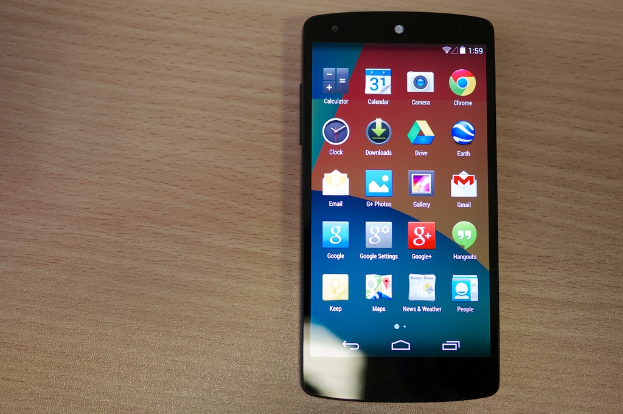 Ein Mobiltelefon mit verschiedenen Anwendungen auf einer hölzernen Oberfläche.