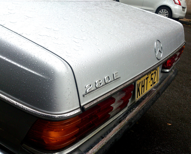 Ein Mercedes-Benz-Fahrzeug fährt auf der Straße neben einem anderen Fahrzeug