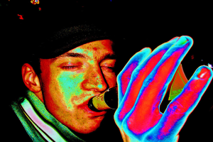 Ein Mann mit einer Mütze trinkt aus einer Flasche, mit einem dunklen Hintergrund.