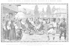 Schwarz-weißes Bild einer Gruppe von Menschen, die vor einer Menge tanzen, mit Häusern und Bäumen im Hintergrund und einem Text unten, der "Ostersonntag in Servia: Eine kuriose militärische Travestie in einem Bauerntanz" lautet.