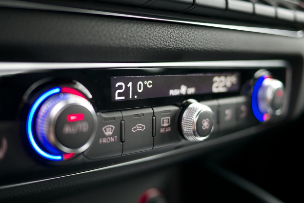 Eine Steuerkonsole mit mehreren Knöpfen, Reglern und Lampen, die eine Inschrift in der Mitte zeigt.