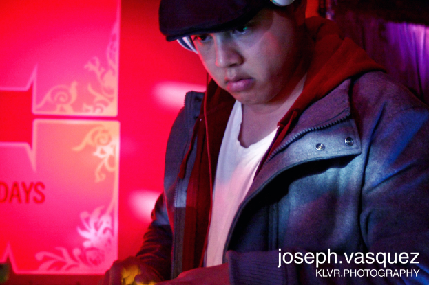 Ein Mann mit einem Headset und einer Mütze, mit Wasserzeichen unten rechts im Bild.