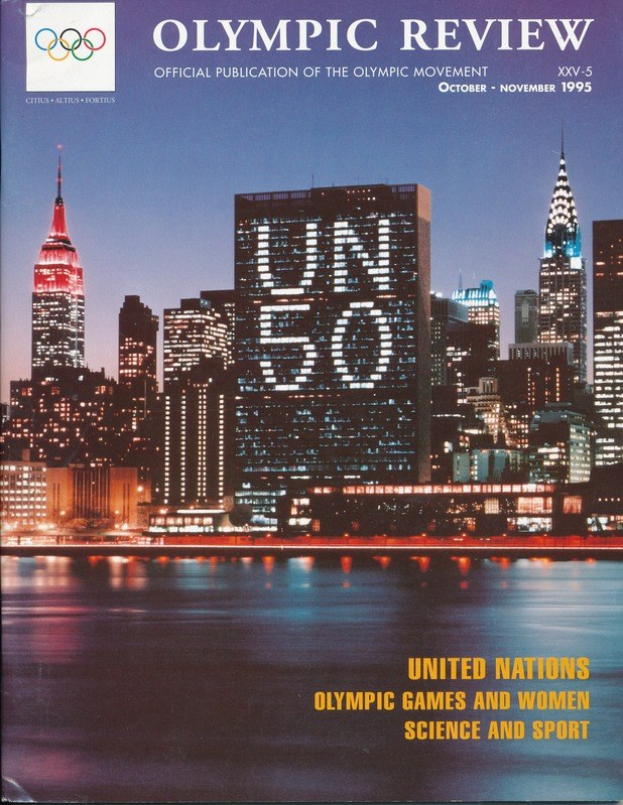 Buch mit dem Titel "Olympische Spiele: Die offizielle Veröffentlichung der Olympischen Bewegung" mit einem Stadtbild auf dem Cover, das auf einer flachen Oberfläche liegt.