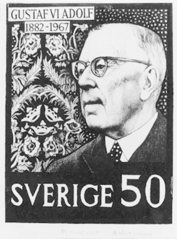 Schwarzes und weißes Porträt von Gustav Vi Adolf in einem Anzug und Krawatte, mit Gedenktext und Design.