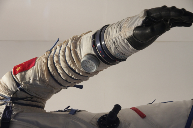 Eine Person mit Handschuhen und einem Meter.