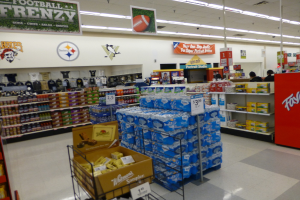 Eine Einkaufszentrumszene mit verschiedenen aufgestellten Gegenständen, darunter Lampen und Plakate.