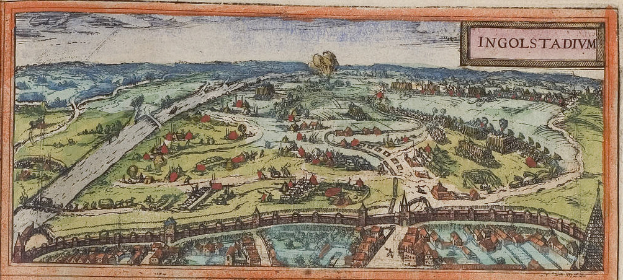 Ein alter Stadtplan von Ingolstadt, Deutschland, mit Bäumen, Häusern, einer Brücke, Wasser, Hügeln und einem Himmel im Hintergrund, mit Text auf dem Papier.